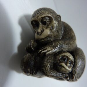 Vintage Japanese Netsuke  Figure MONKEY WITH BABY PEM SIGNED